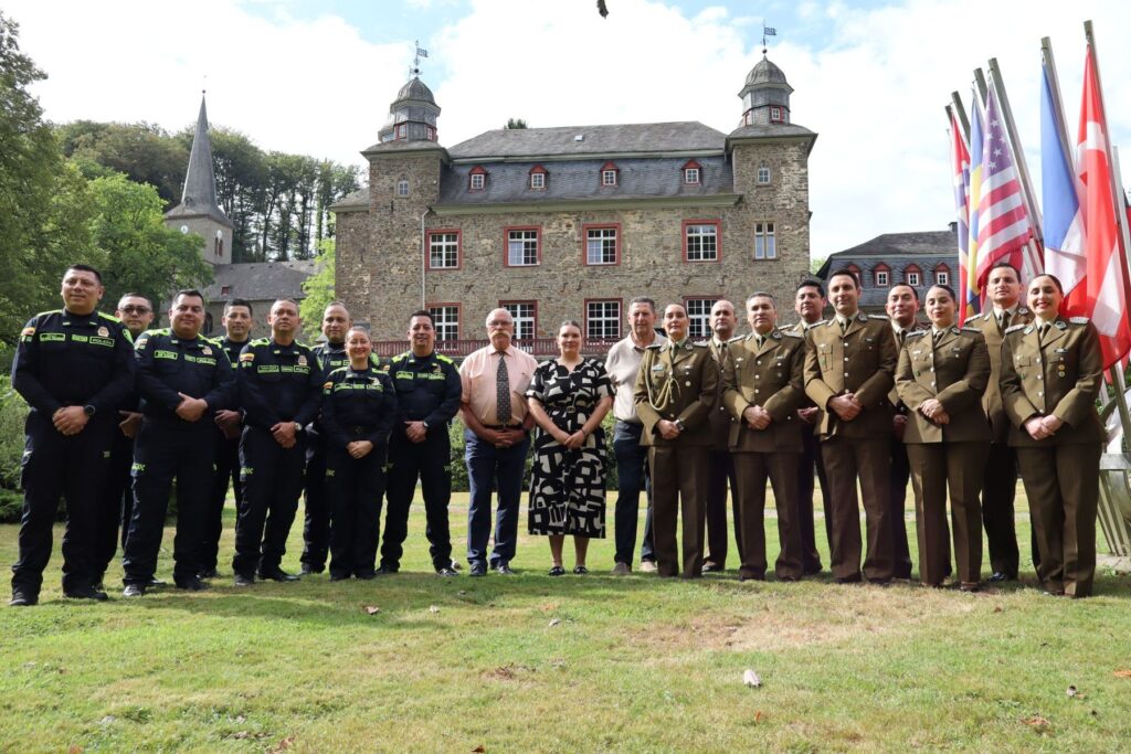 Seminarteilnehmende aus Kolumbien und Chile mit dem IBZ-Team vor Schloss Gimborn