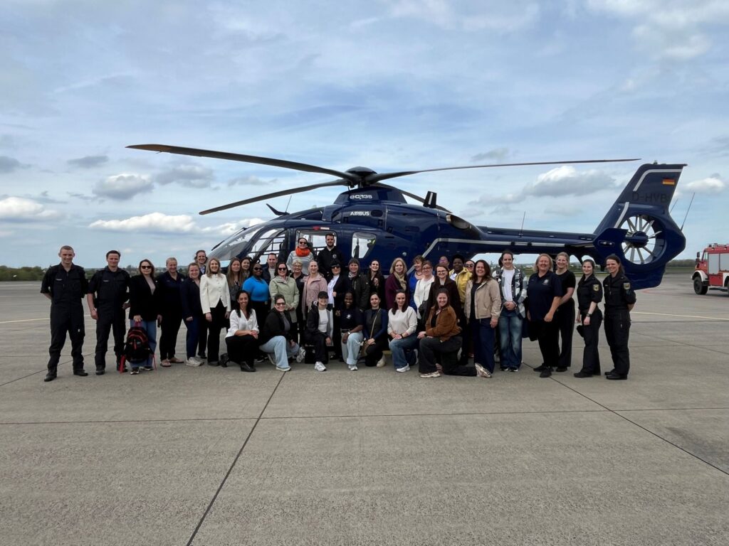 Gruppenfoto eines Gimborn-On-Tour-Trainings vor einem Polizeihubschrauber