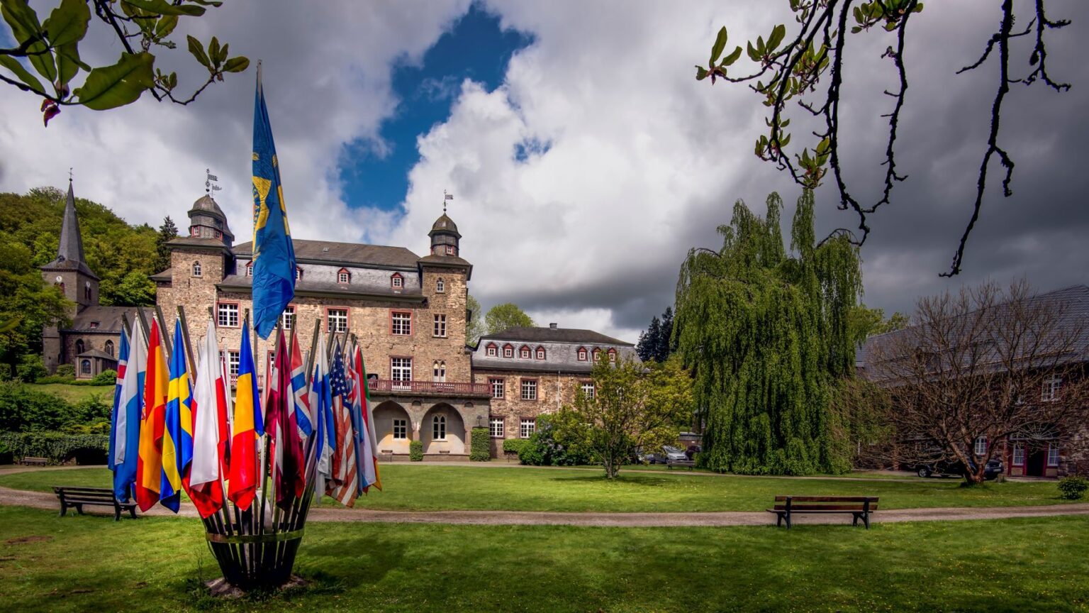 Schloss Gimborn mit den Flaggen der Teilnehmerländer